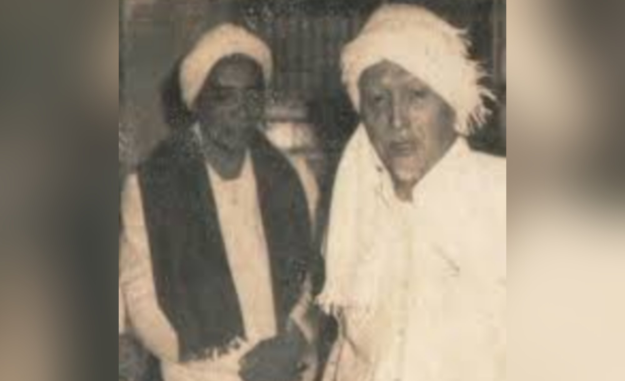 KH Ahmad Qusyairi bin Muhammad Shiddiq (kanan) bersama menantunya, KH Hamid Pasuruan. (Foto: Istimewa)