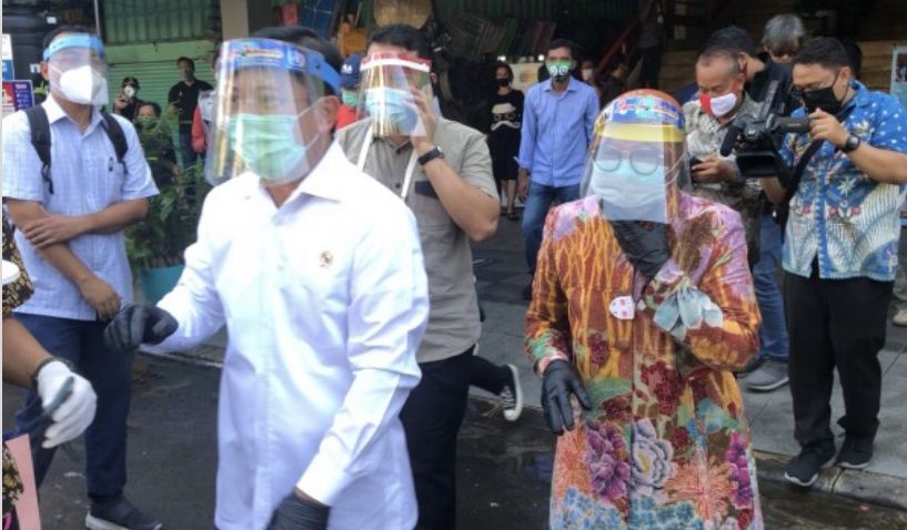 Menteri Kesehatan (Menkes), Terawan Agus Putranto, bersama Walikota Surabaya, Tri Rismaharini, saat melakukan sidak ke Pasar Genteng Baru. (Foto: Andhi Dwi/Ngopibareng.id)