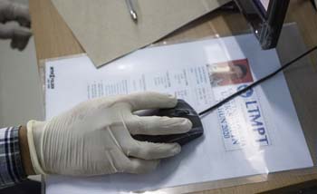 Peserta UTBK menggunakan sarung tangan sebagai upaya pencegahan covid, hari ini. (Foto:Antara)