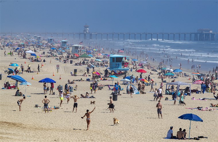 Pantai di Los Angeles, California, AS, tetap ramai di masa pandemi Covid-19. (Foto: nbc-news)