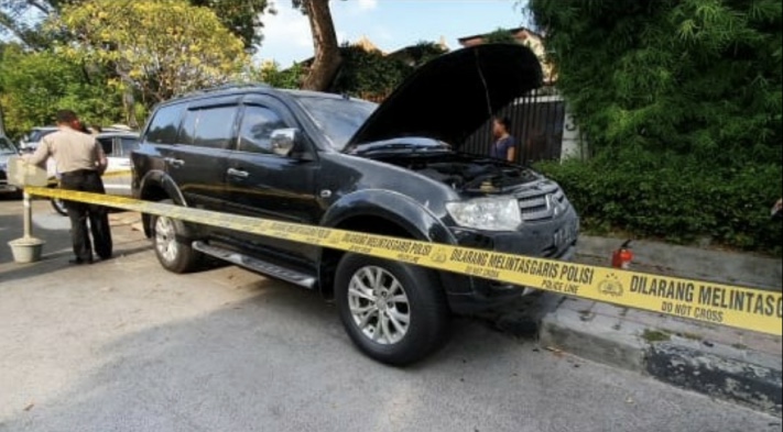 Sebuah mobil yang terkena ledakan bom rakitan di Menteng. (Foto: Antara)