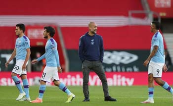 Para pemain Manchester City lunglai ke luar lapangan disaksikan pelatihnya,  Pep Guardiola, usai dikalahkan Southamton Senin dini hari. (Foto:Reuters)