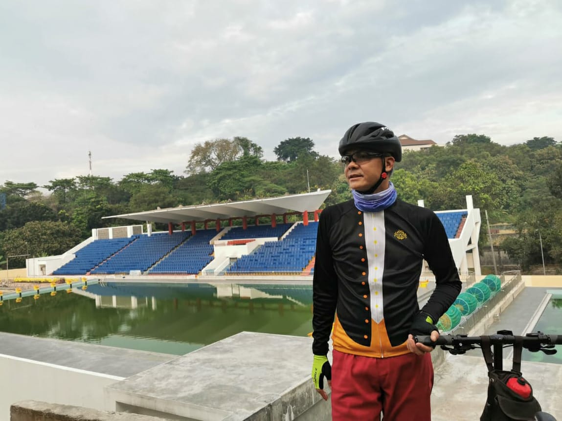 Gubernur Ganjar Pranowo melihat arena lapangan atlet Sepatu Roda di GOR Jatidiri Semarang disela gowes pagi. Senin, 6 Juli 2020. (Foto: Ist/Ngopibareng.id)
