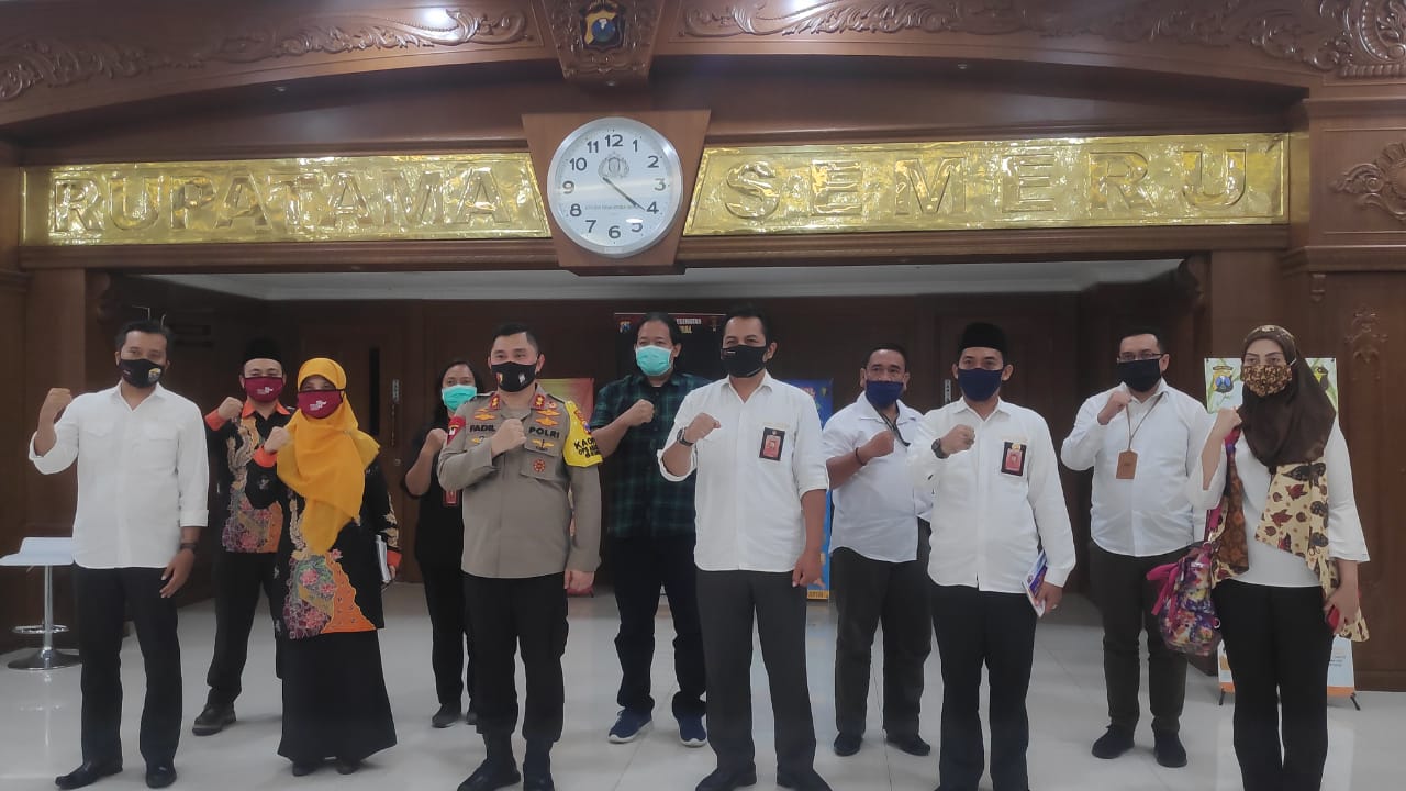 Kapolda Jatim, Irjen Pol Mohammad Fadil Imran bersama dengan komisioner KPU Jatim di Mapolda Jatim, Surabaya, Senin 6 Juli 2020. 