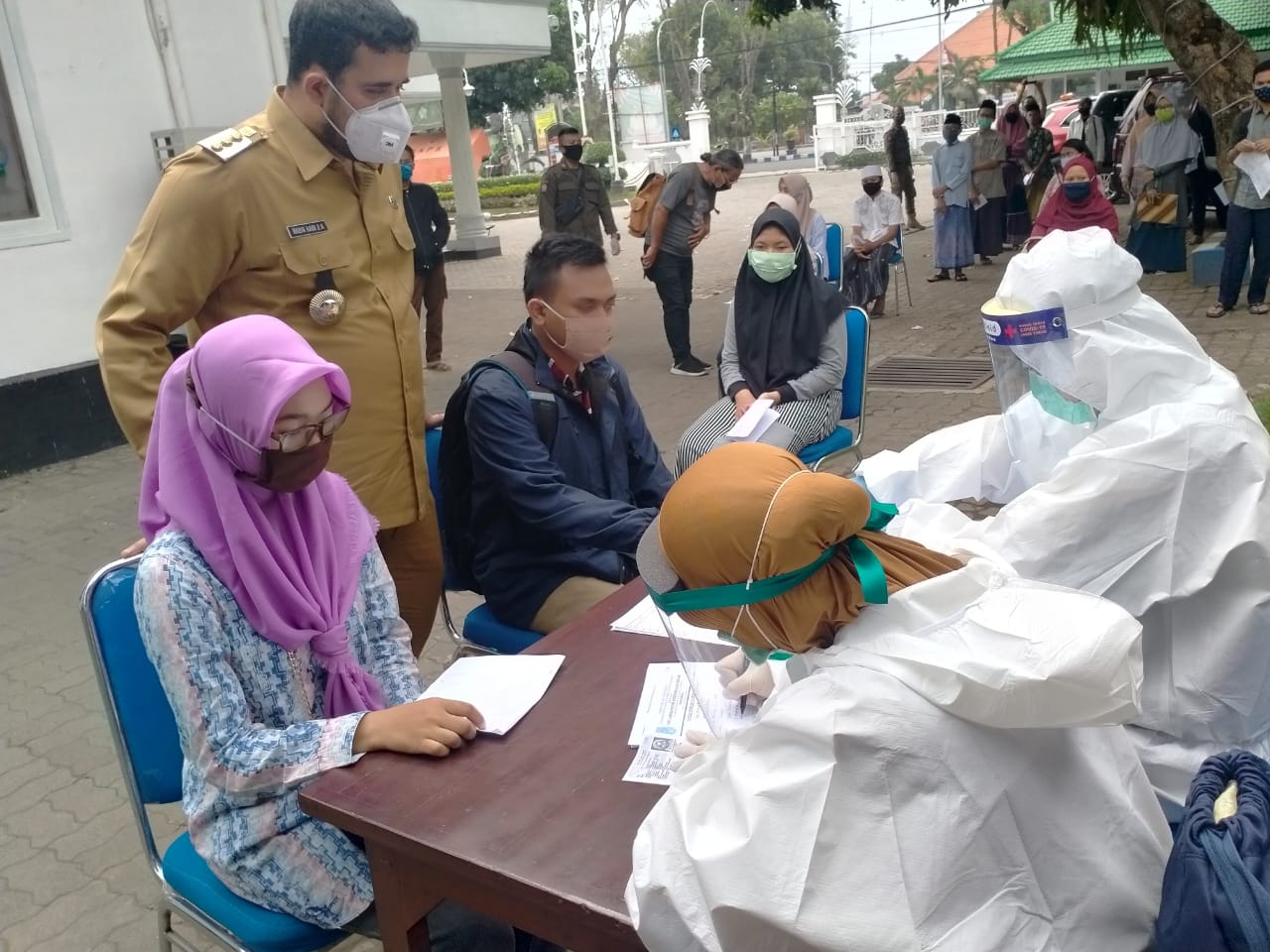 Walikota Probolinggo Hadi Zainal Abidin memantau rapid test bagi santri dan calon mahasiswa. (Foto: Ikhsan Mahmudi/Ngopibareng.id)