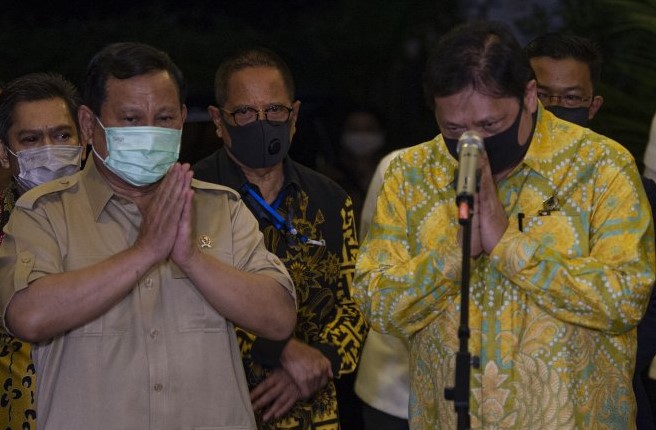 Ketua Umum Partai Gerindra Prabowo dan Ketua Umum Partai Golkar Airlangga usai bertemu tertutup di rumdin Menhan. (Foto: Ant)