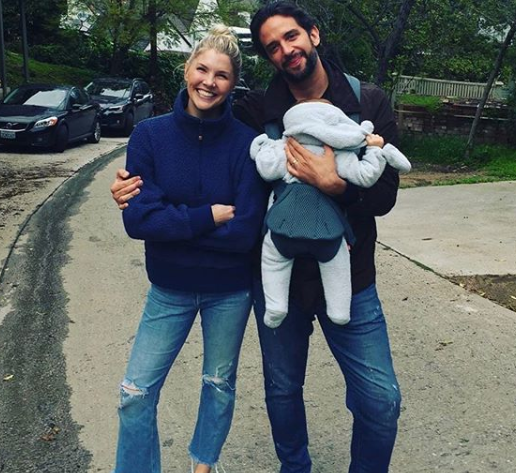 Aktor Broadway Nick Cordero bersama istri, Amanda Kloots dan bayinya. (Foto: Instagram @amandakloots)