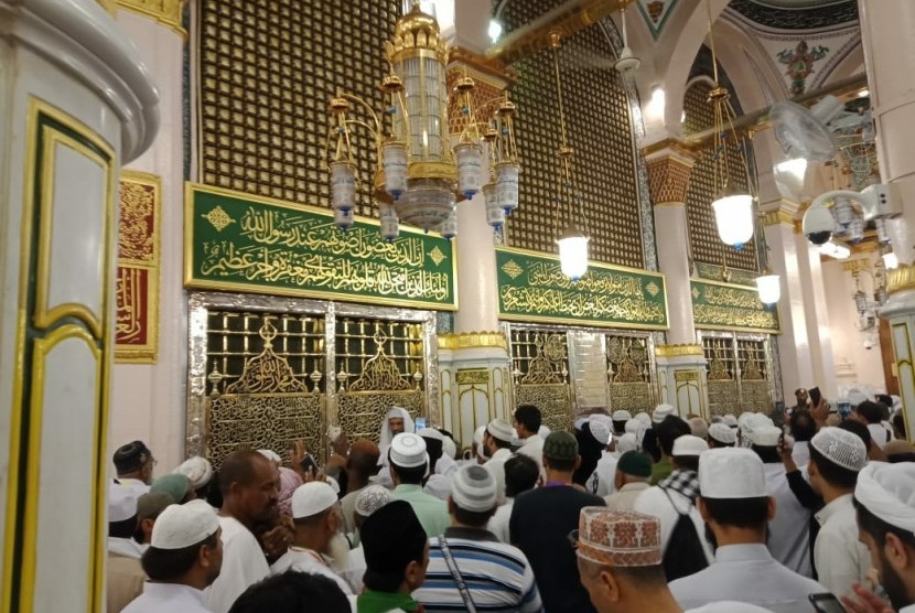 Umat Islam ziarah di Makam Rasulullah, di Masjid Nabawi Madinah. (Foto: Istimewa)