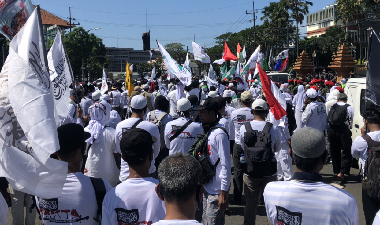 Ratusan massa aksi penolak RUU HIP di Gedung DPRD Jatim (Andik Dwi Setiawan/Ngopibareng.id)