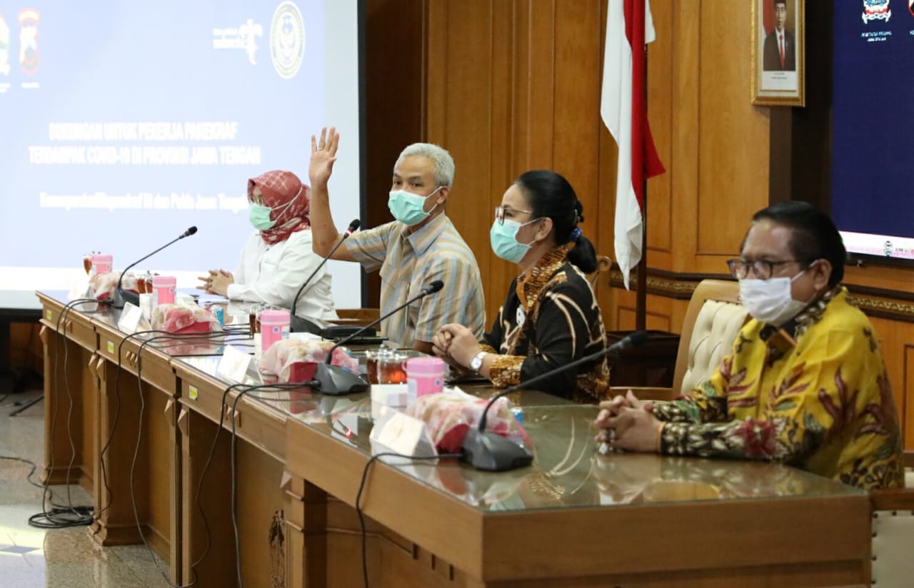 Gubernur Ganjar Pranowo menghadiri acara serah terima paket Dukungan Bahan Pokok Kepada Pekerja Parekraf Terdampak Covid-19 di Provinsi Jawa Tengah, Selasa, 7 Juli 2020. (Foto: Ist/Ngopibareng.id)