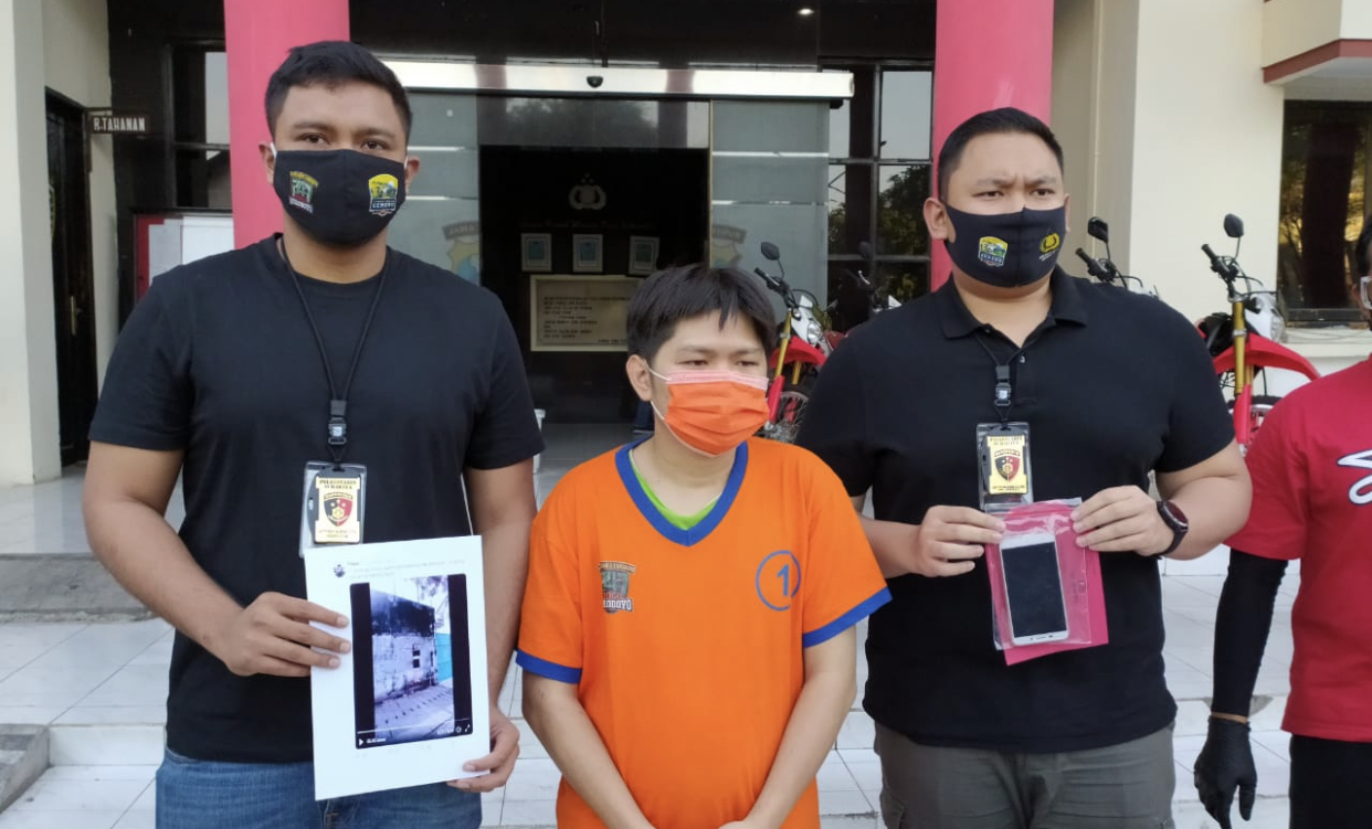 Tersangka penyebar video bugil saat gelar perkara di Mapolrestabes Surabaya. (Foto: Dok. Humas Polrestabes Surabaya)