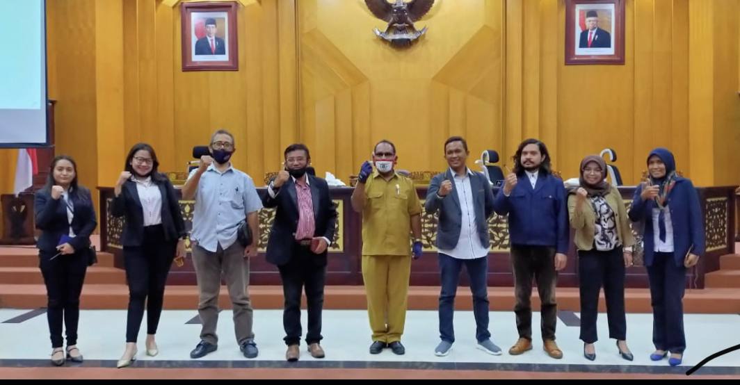 Aslukas Rhomadhoni dan Rudy Marudut Pangihutan, saat meluncurkan aplikasi MAUMAS di Gedung DPRD Surabaya. (Foto: Istimewa)