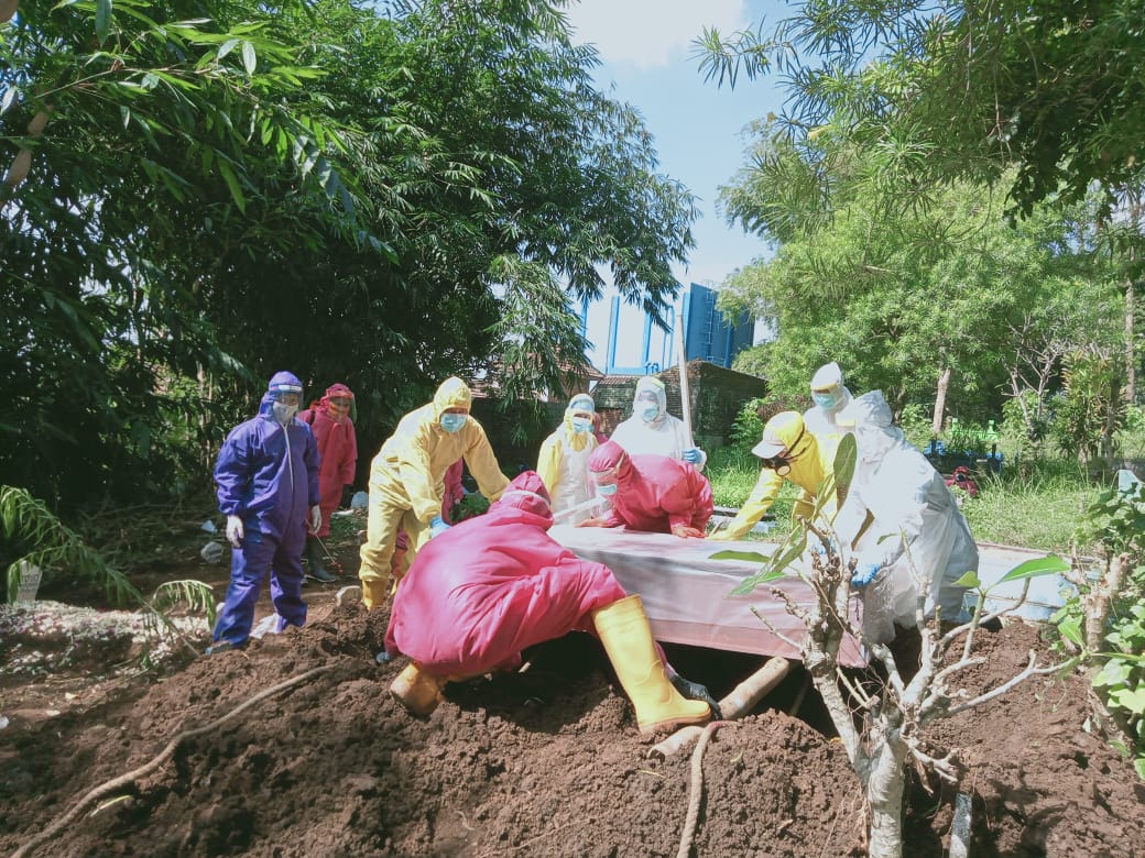 Prosesi pemakaman jenazah pasien Covid-19 di Malang (Foto: istimewa)