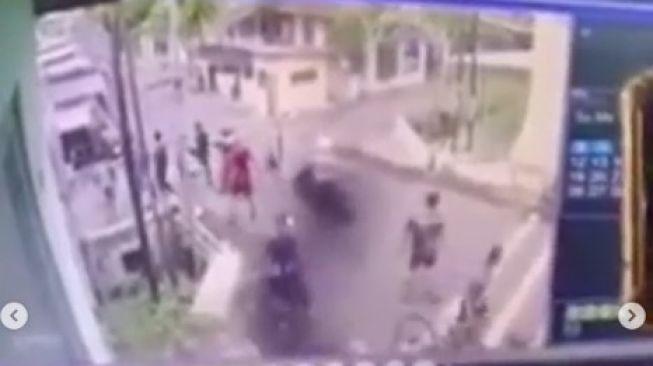Insiden pengeroyokan yang dilakukan rombongan pesepeda terekam CCTV. (Foto: Istimewa)