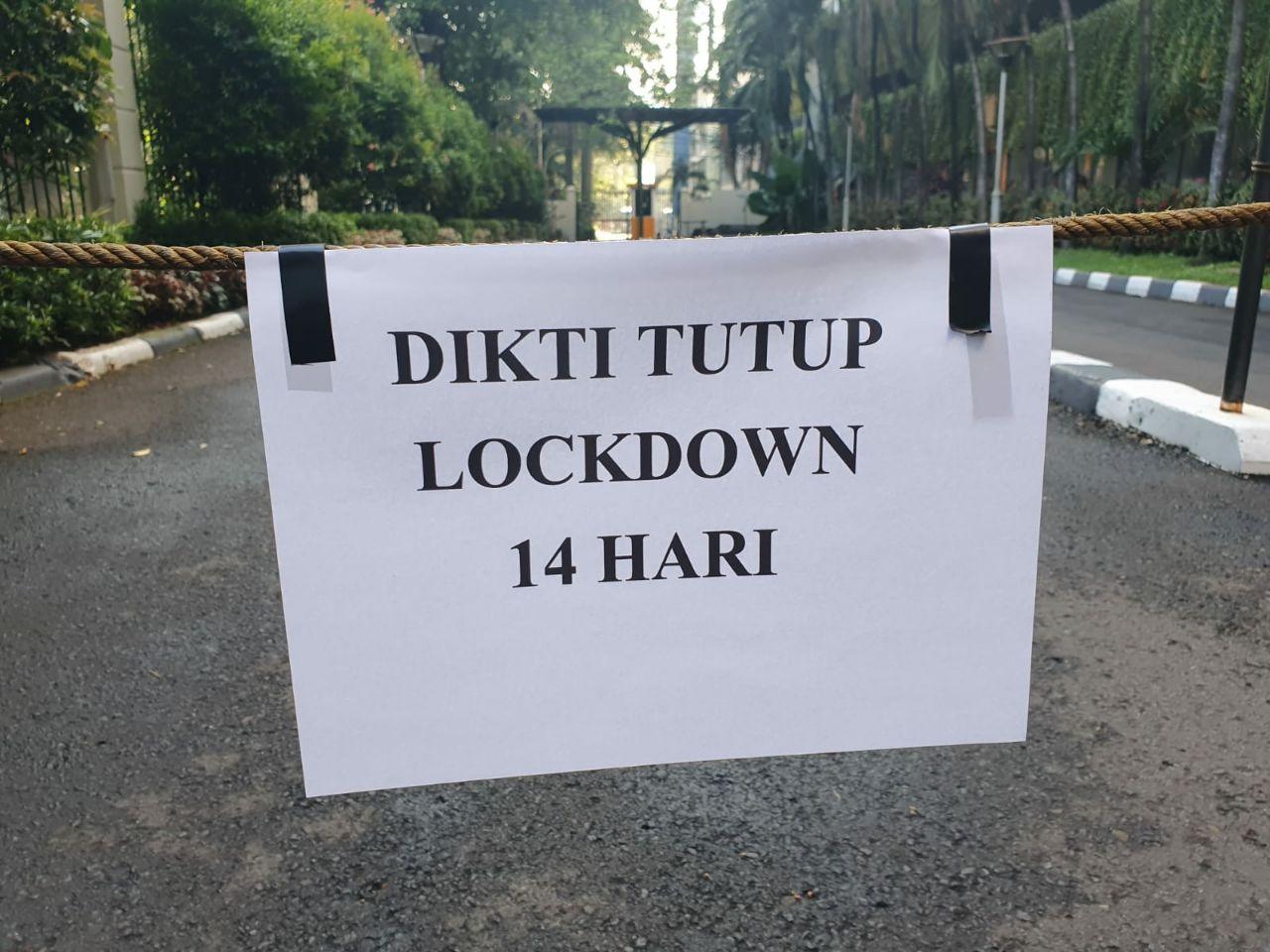 Gedung E Kemendikbud di Jakarta ditutup setelah 15 pegawainya positif covid-19. (Ngopibareng.id)