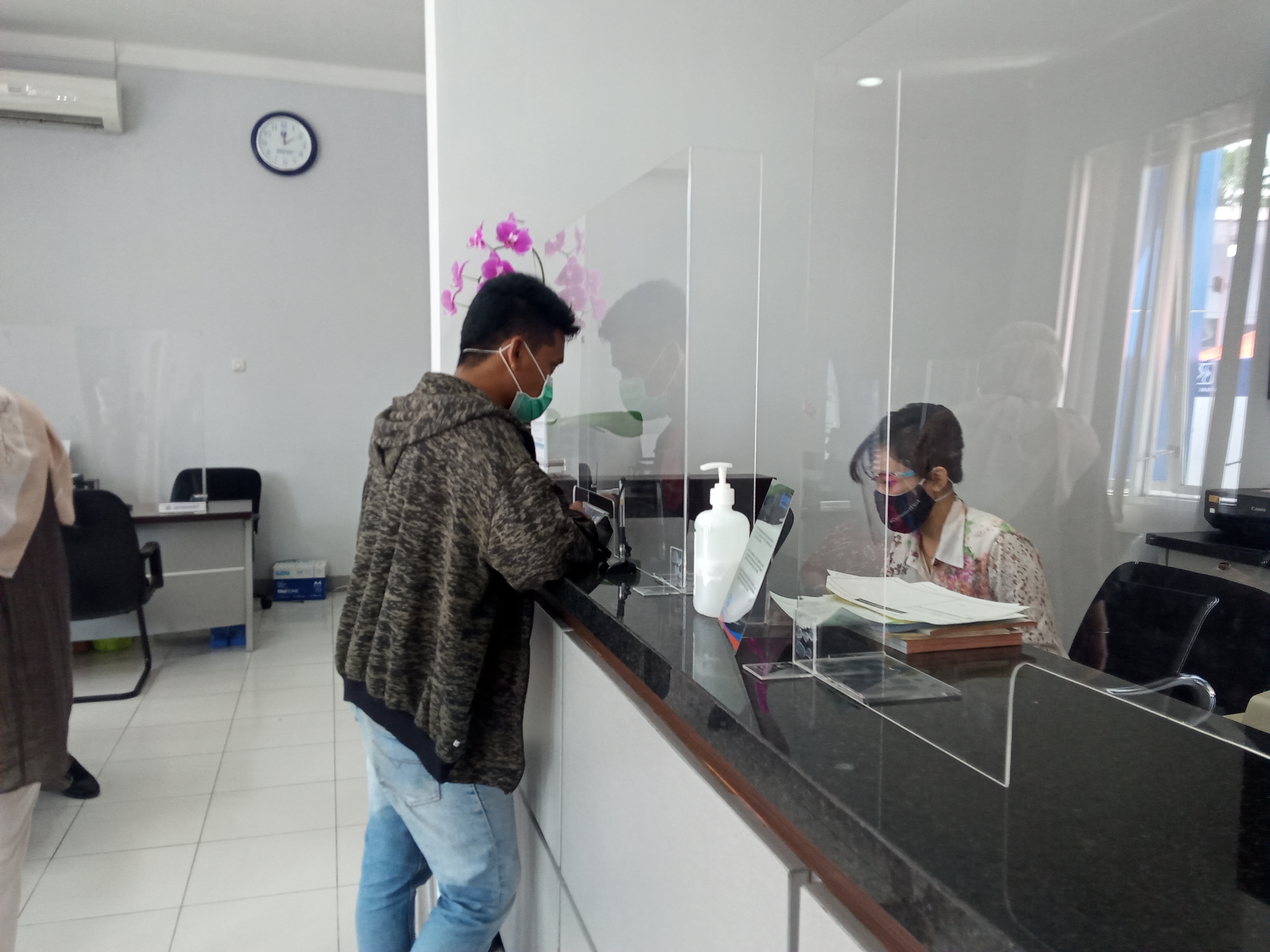 Pelayanan di Kantor BRI Cabang Martadinata, Kota Malang. (Foto: Lalu Theo/Ngopibareng.id)