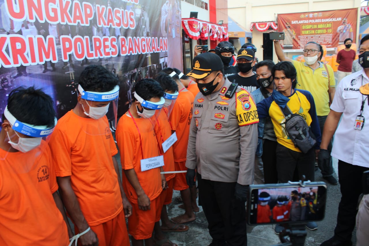 Kapolres Bangkalan, AKBP Rama Samtama Putra mengintograsi tersangka pelaku pemerkosaan di Mapolres Bangkalan. 