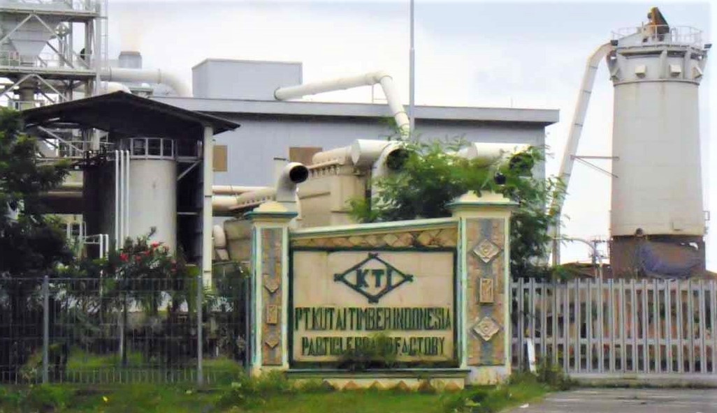 PT Kutai Timber Indonesia (KTI) Kota Probolinggo yang ditutup sementara. (Foto: Ikhsan Mahmudi/ngopibareng.id)