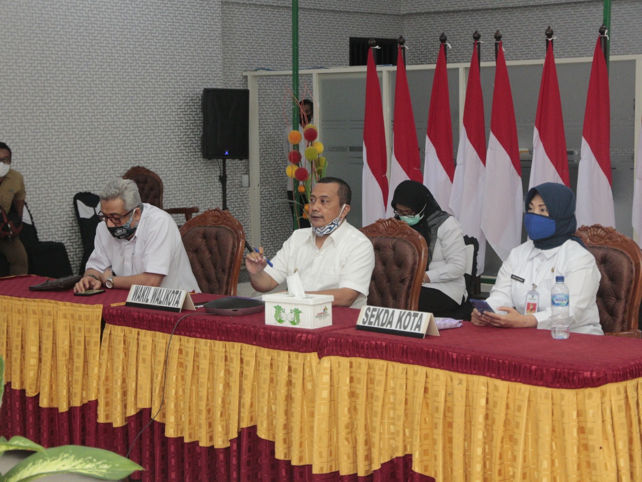 Wawali HM. Soufis Subri (tengah) saat video conference terkait perkembangan Covid-19. (Foto: Ikhsan Mahmudi/Ngopibareng.id)