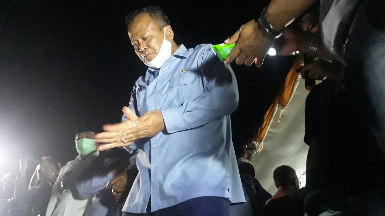 Menteri KKP Edhy Prabowo saat menjala di tambak dan memakan udang hidup-hidup saat berkunjung ke Kabupaten Gresik, Jawa Timur. (Foto: Azharil Farich/Ngopibareng.id)