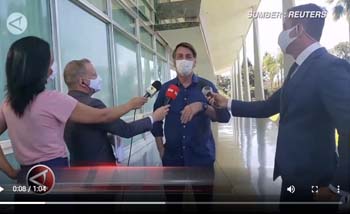 Beberapa wartawan mewawancarai Presiden Brazil Jair Bolsonaro hari Selasa lalu di kediamannya. Para wartawan ini sekarang dikarantina. (Foto:Ruters) 