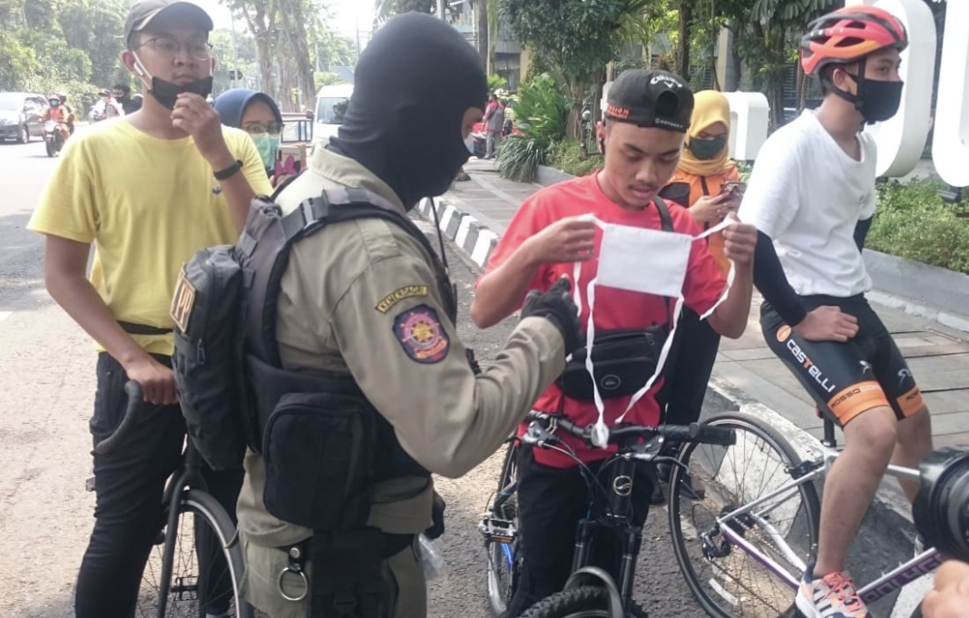 Operasi masker yang dilakukan oleh Pemkot Surabaya di Taman Bungkul (Andik/Ngopibareng.id)