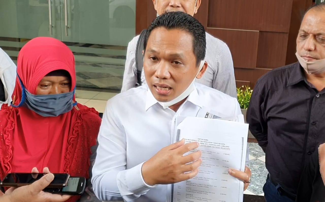Bupati Lumajang, Thoriqul Haq, usai menjalani pemeriksaan di Mapolda Jatim, Surabaya, Kamis 9 Juli 2020. (Foto: Fariz Yarbo/Ngopibareng.id)