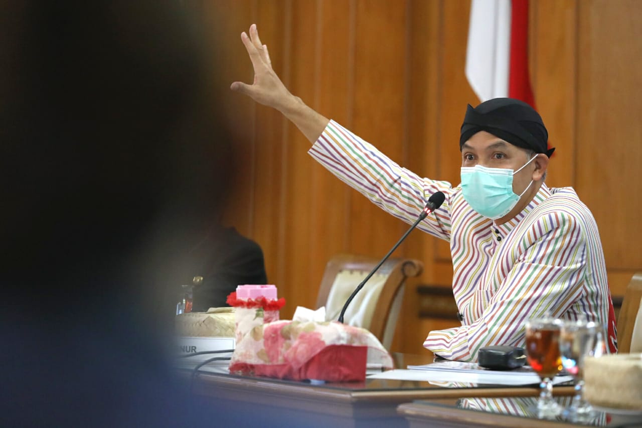 Gubernur Ganjar Pranowo memimpin rapat tindak lanjut terkait pencemaran Sungai Bengawan Solo yang terus saja terjadi, Kamis, 9 Juli 2020. (Foto: Ist/Ngopibareng.id)