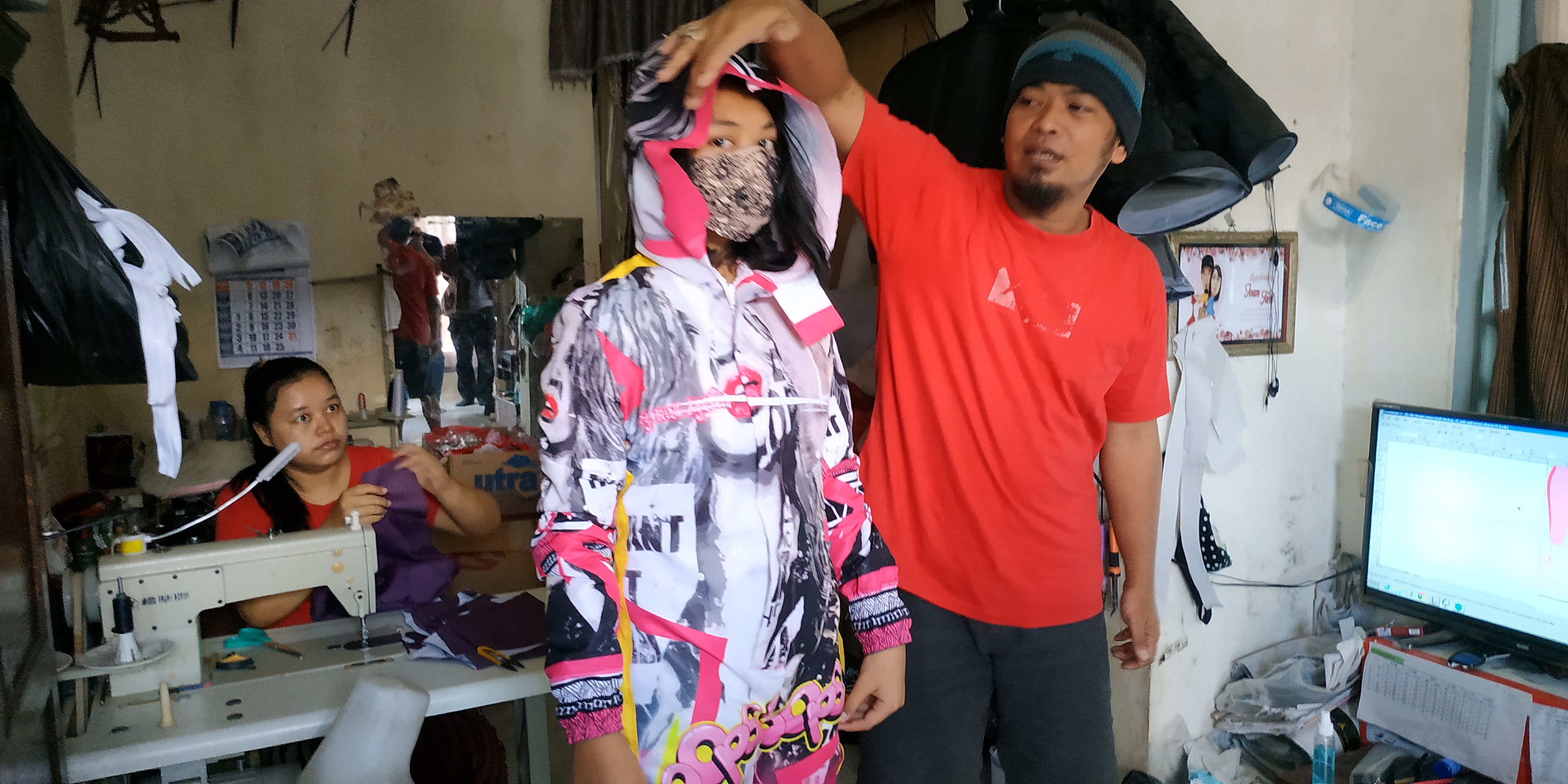 Kreasi penjahit rumahan bikin APD Fashionable (Foto: Fendhy Plesmana/Ngopibareng.id)