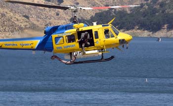 Helikopter tim SAR California ikut melakukan pencarian artis Naya Rivera di atas Danau Piru, Kamis. (Foto: HonoluluStar)