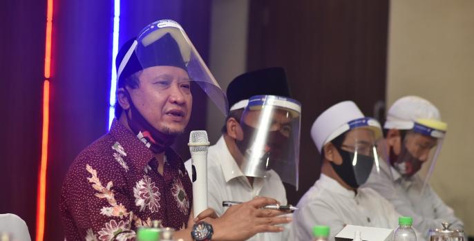 Bupati Pasuruan saat menandatangani 10 maklumat bersama tokoh agama dan pengasuh ponpes se-Pasuruan. (Foto: Dok humas)