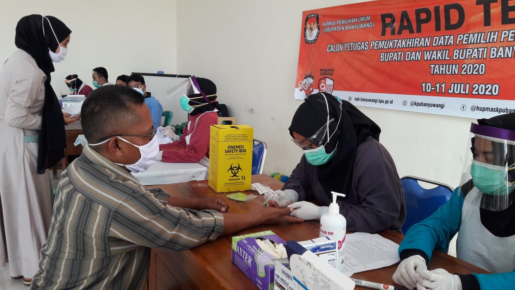 Calon anggota PPDP melakukan rapid test di Aula Kecamatan Giri (foto:Istimewa)