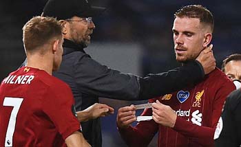  Kapten Liverpool Jordan Henderson menyerahkan ban kapten kepada James Milner dalam laga melawan Brighton hari Rabu lalu. Dia mengalami cidera lutut.(Foto:Reuters