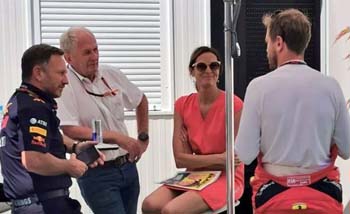 Pebalap Ferrari Sebastian Vettel (paling kanan) berbicara dengan para petinggi tim Red Bull antara lain Christian Horner dan  Helmut Marko (kiri) tanpa mengenakan masker, di paddock sirkuit Red Bull Ring, akhir pekan lalu. (Foto:En24)
