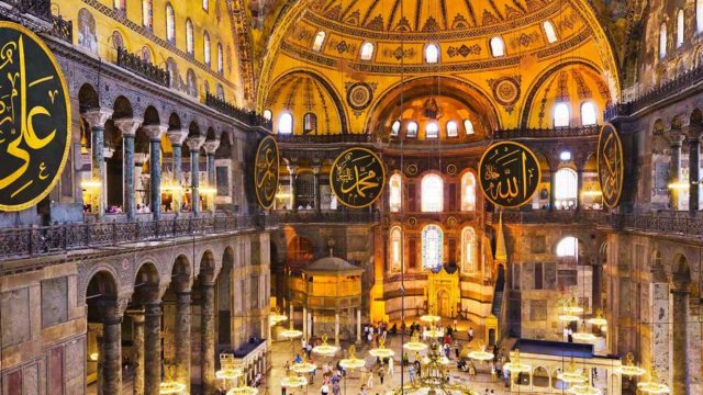 Panorama ruang dalam Hagia Sophia di Turki. (Foto: istimewa) 