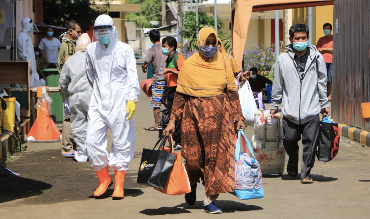 Proses pemulangan pasien yang sempat menjalani isolasi di Asrama Haji Surabaya (Dok. Humas Pemkot)