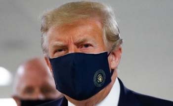 Presiden AS Donald Trump akhirnya memakai masker saat mengunjungi RS militer Walter Reed, Sabtu kemarin. (Foto:AP)
