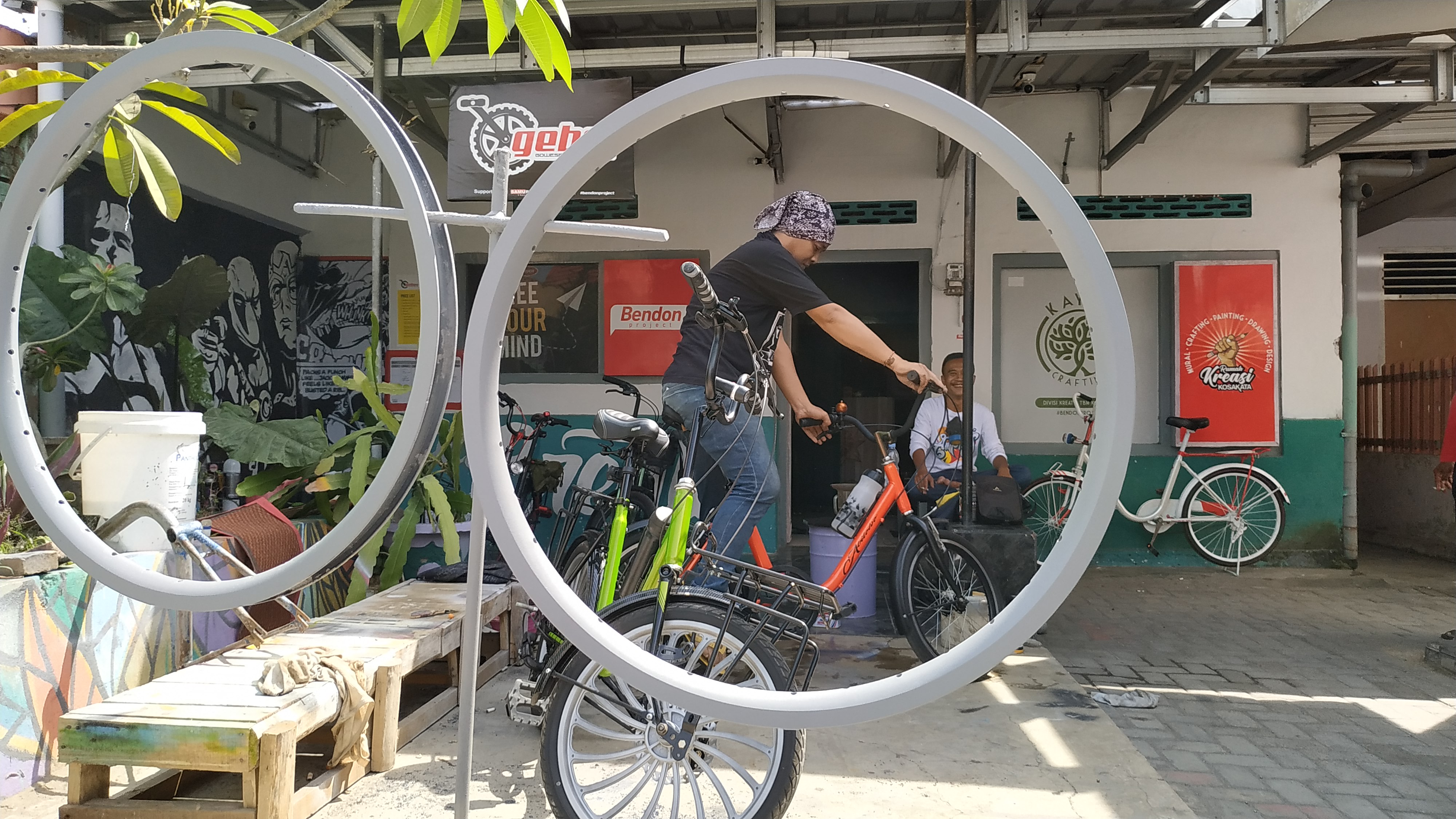 Bendon project modifikasi dan perbaikan sepeda Minion dan mini treck (Foto: Fendi /ngopibareng.id)