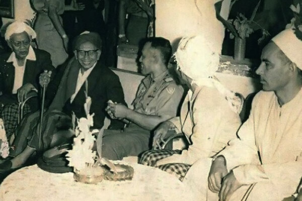KH Wahab Chasbullah ketika bersama AH Nasution di masa Orde Lama. (Foto: Istimewa)