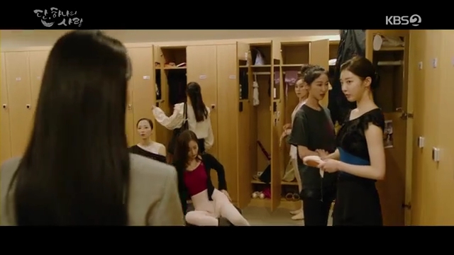Salah satu adegan drama Korea Selatan (drakor) Angel's Last Mission: Love, para balerina Fantasia enggan berbagi loker dengan Yeon Seo. (Foto: KBS2)