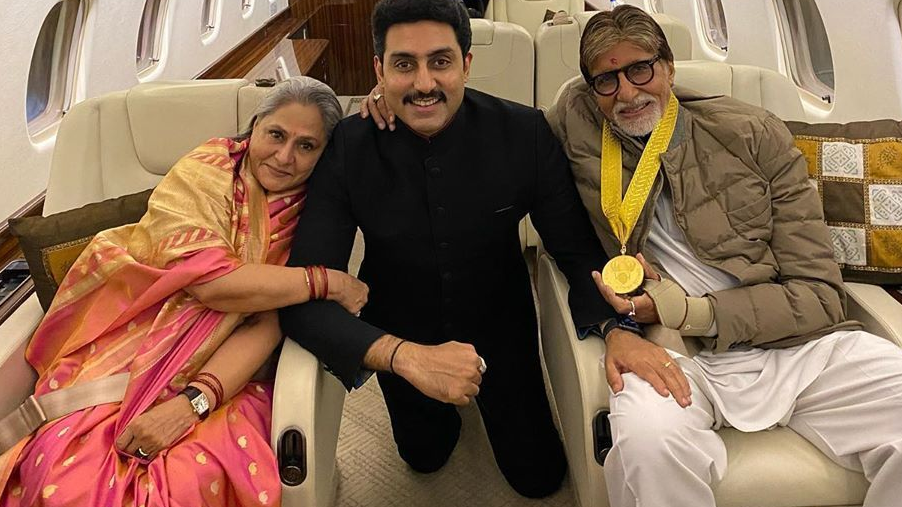 Abhishek Bachchan bersama kedua orangtuanya, Amitabh Bachchan dan Jaya Bachchan. (Foto: Instagram)