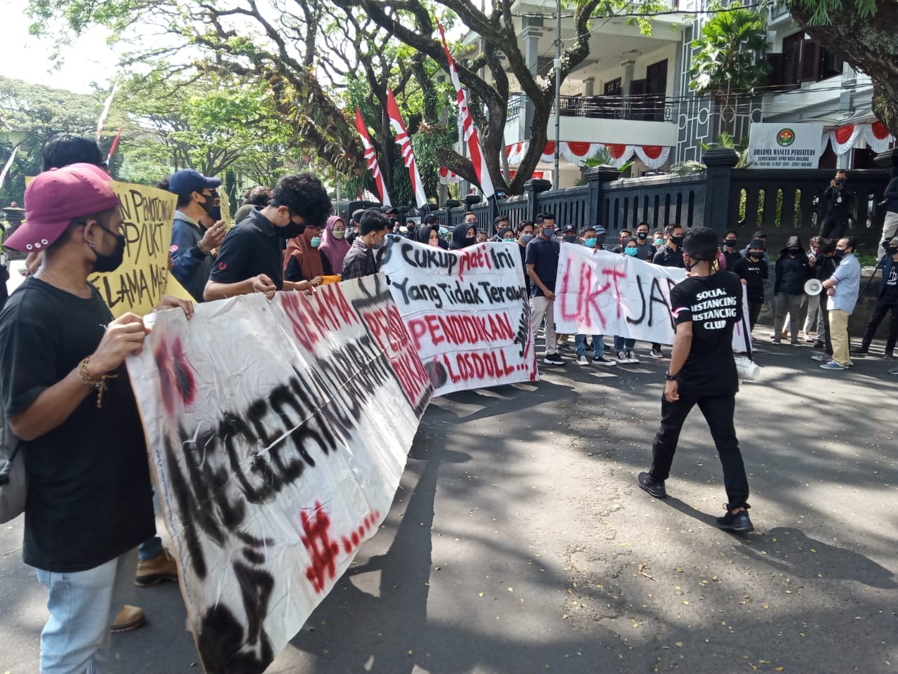 Massa aksi dari BEM se-Malang Raya di depan Balai Kota Malang, Jawa Timur. (Foto: Lalu Theo/Ngopibareng.id)