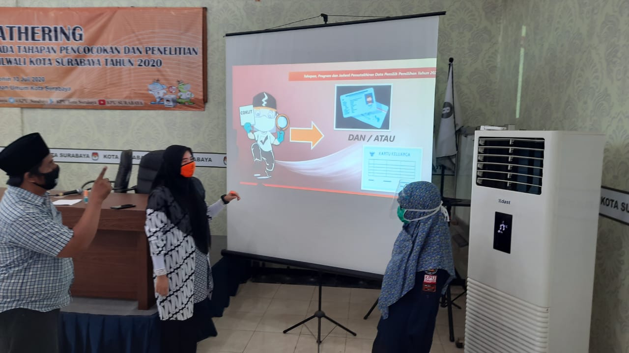Komisioner KPU Jawa Timur dan Kota Surabaya, ketika menjelaskan tahapan coklit. (Foto: Alief Sambogo/ngopibareng.id)