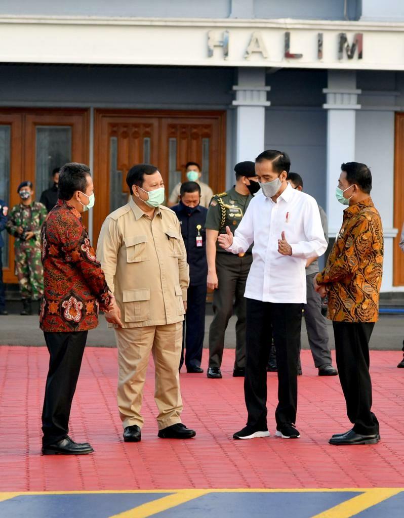 Presiden Joko Widodo dan Menhan Prabowo Subianto saat hendak mengunjungi lumbung pangan di Kalteng. (Setpres)