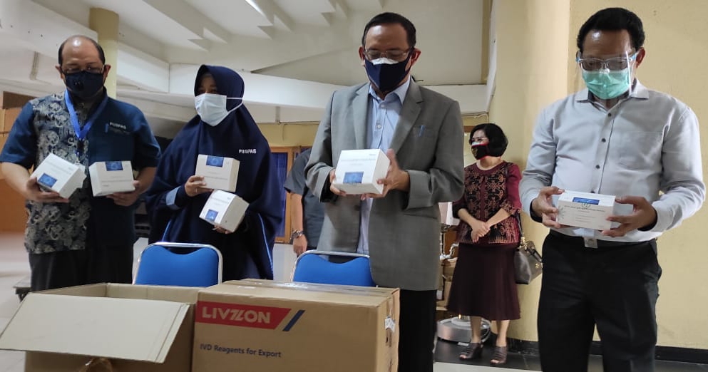 Rektor Unair, M. Nasih saat menerima bantuan alat rapid test untuk gelombang dua UTBK. (Foto: Pita Sari/Ngopibareng.id)