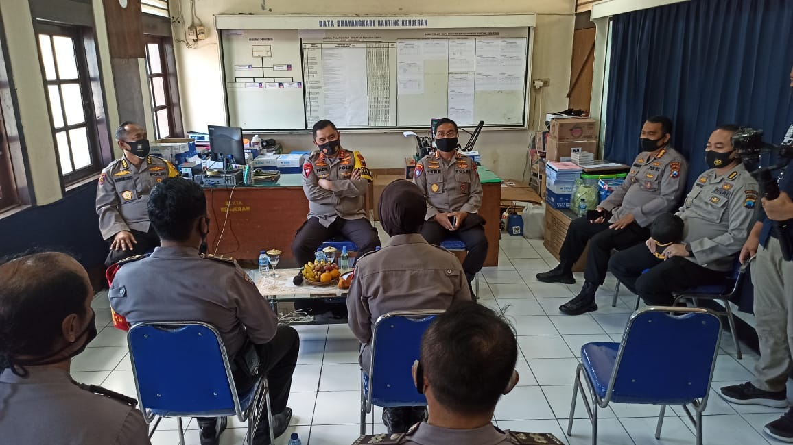 Kapolda Jatim, Irjen Pol Mohammad Fadil Imran ketika melakukan kunjungan di Polsek Kenjeran, Surabaya, Selasa 14 Juli 2020. 