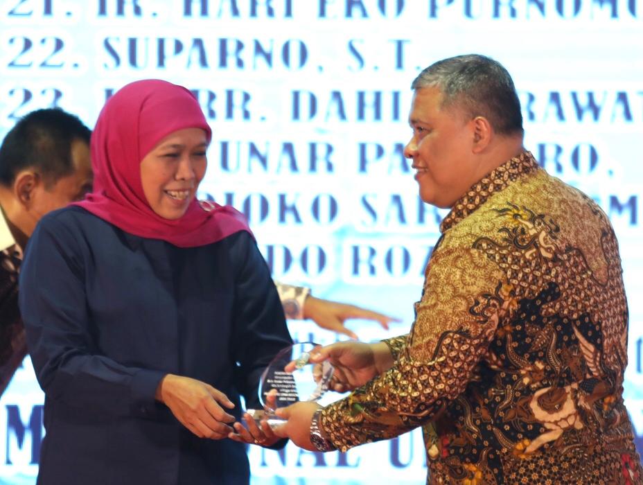 Gubernur Khofifah saat memberikan penghargaan kepada Kepala Bappeda Jatim. (Foto: Istimewa)