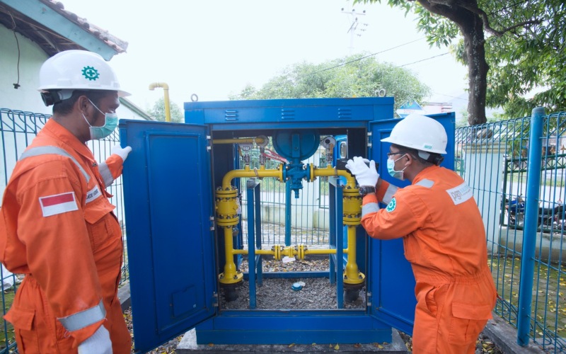 Petugas PT Perusahaan Gas Negara Tbk sedang memeriksa operasional jaringan gas rumah tangga. (Foto: PGN)