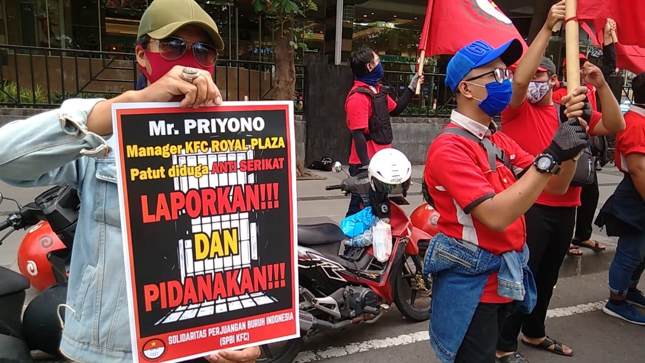 Aksi demonstrasi yang dilakukan para karyawan, menuntut agar manajer KFC Royal Plaza segera dipidanakan. (Foto: Andhi Dwi/Ngopibareng.id)