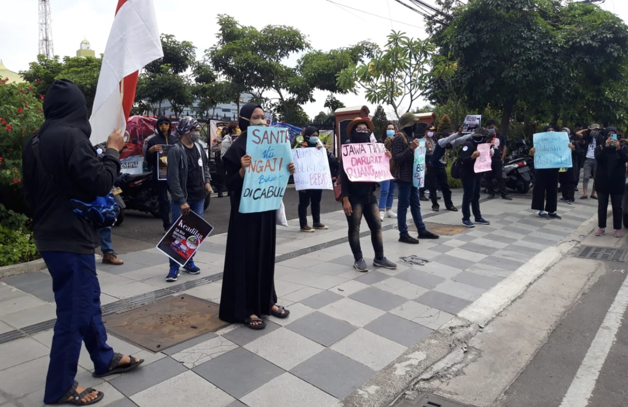 Puluhan massa yang menamakan dirinya Aliansi Kota Santri Lawan Kekerasan Seksual demo di Mapolda Jawa Timur, Rabu 15 Juli 2020. (Foto: Andhi Dwi/Ngopibareng.id)